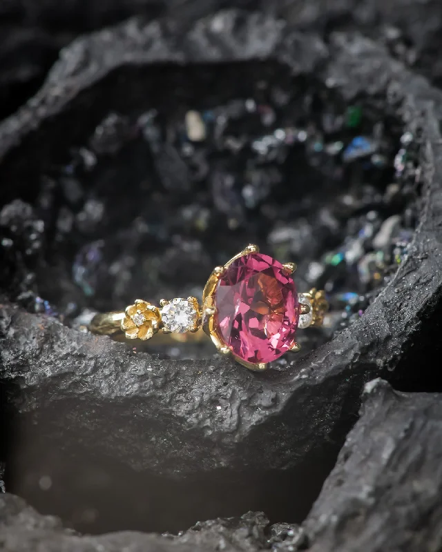 Gorgeous pink spinel engagement ring with golden flowers / Fiorella